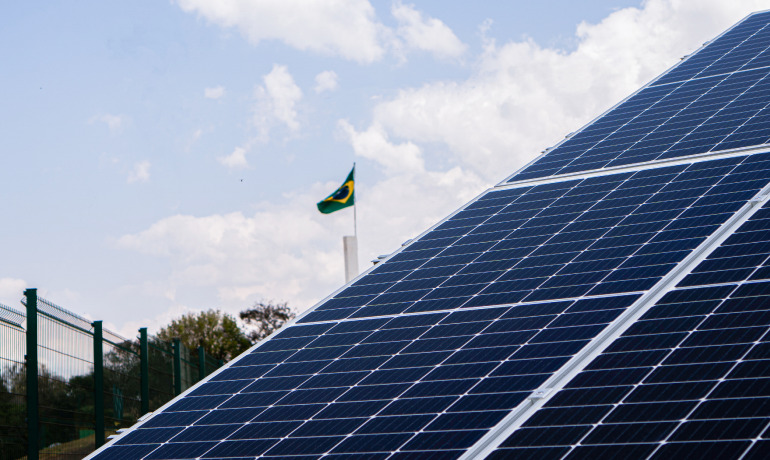 Energia solar, que já proporcionou R$ 75 bilhões ao Brasil, pode substituir a hidrelétrica na matriz energética nacional, segundo a Absolar